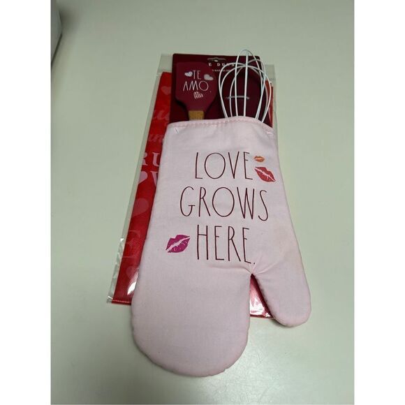 Rae Dunn Valentine’s Day LOVE GROWS HERE Baking Set - Picture 1 of 3